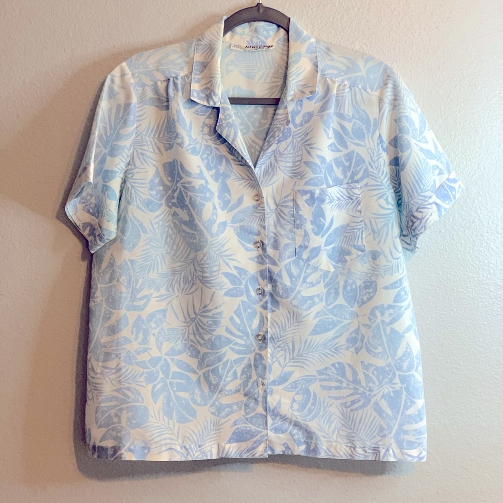 Alfred Dunner Blue & White Hawaiian Button Down Shirt. Size 16. SKU 109